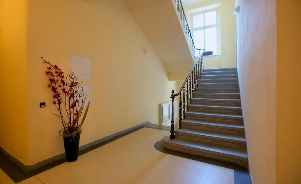 Apartment Halkova Prag 4*,